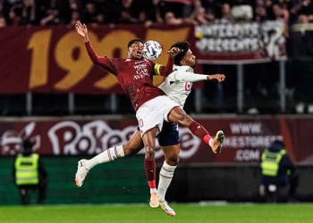 METZ, FRANCE - FEBRUARY 6: Habib Diallo of FC Metz (L) fights for heading the ball with Tiago Santos of Lille (R) during the Ligue 1 McDonald's match between FC Metz and Lille OSC at Stade Saint-Symphorien on February 6, 2026 in Metz, France. (Photo by Sathire Kelpa/Eurasia Sport Images/Getty Images)