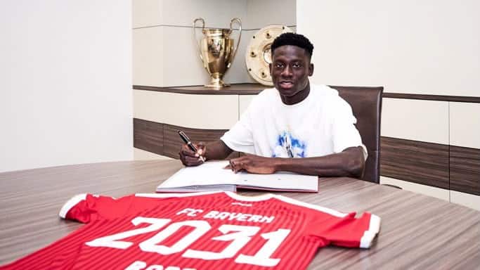Bara Sapoko Ndiaye s’engage officiellement avec le Bayern Munich jusqu’en 2031 - wiwsport