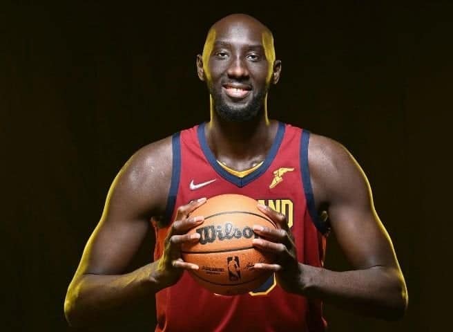 NBA : Le Sénégalais Tacko Fall signe un contrat Exhibit 10 avec les Philadelphia 76ers - wiwsport