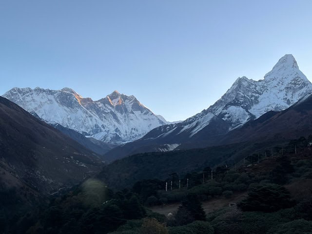 team “hash brown 2 eggs” reaches tengboche