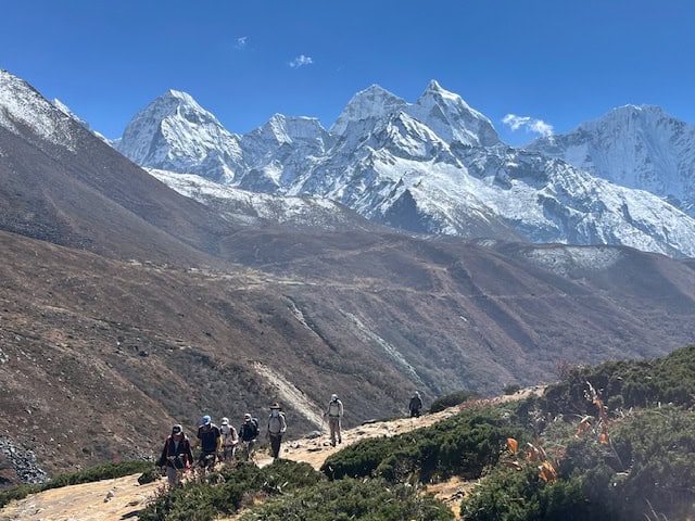 team “hash brown 2 eggs” reaches tengboche