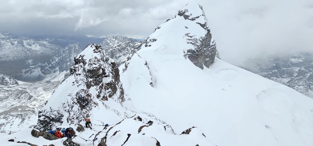 the blockade runners summit pequeño alpamayo