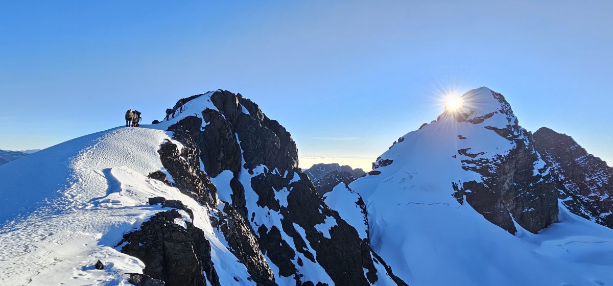 the hypoxic hill hoppers summit pequeño alpamayo!