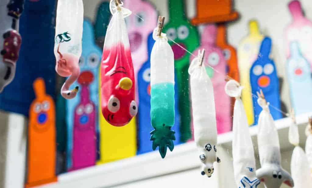 Kondome in verschieden Farben hängen an einer Leine in der Condomerie in Amsterdam