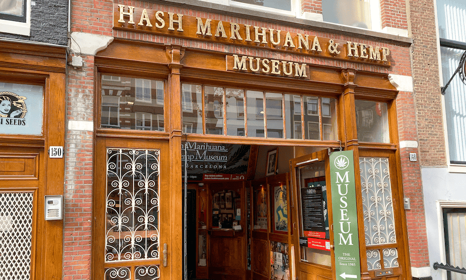 Hash Marihuana und Hemp Museum in Amsterdam mit Holzeingang.