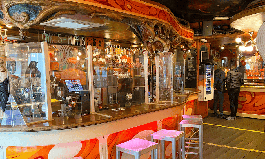 Farbenfrohe Bar im Coffeeshop De Dampkring in Amsterdam.