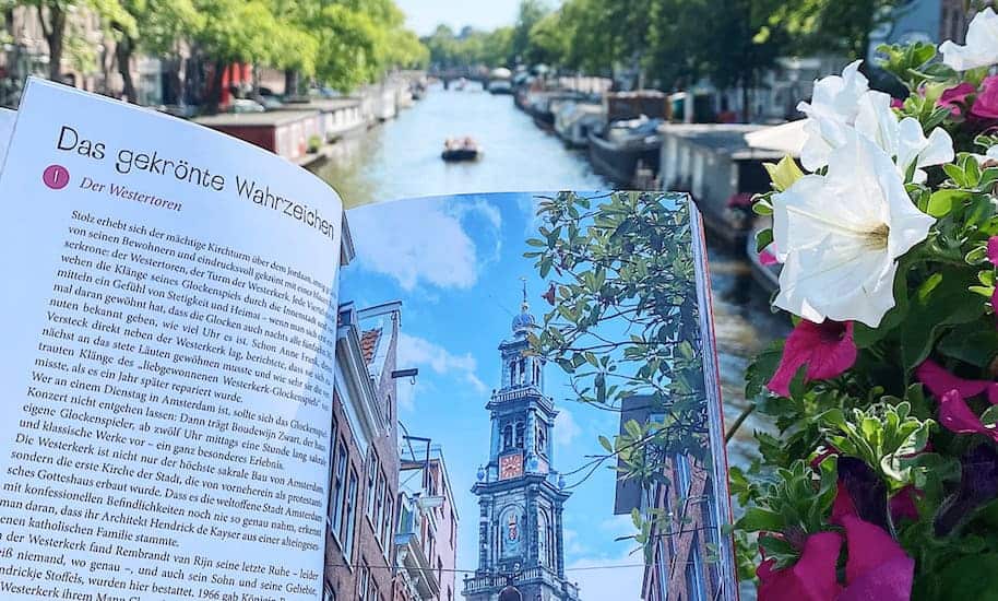 Wahrzeichen Westerkerk im Glücksortebuch Amsterdam vor einer Gracht