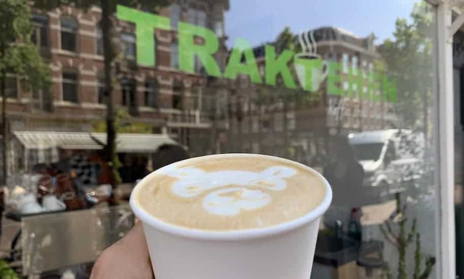 Ein to-go Kaffee mit Bärchenmuster vor dem Trakteren Café
