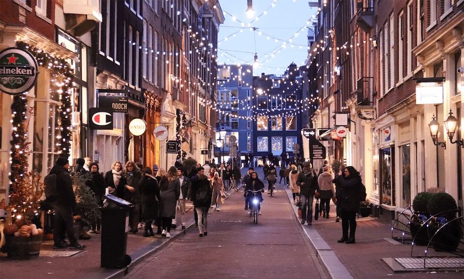 Die Negen Straatjes Einkaufsstraße mit Weihnachtsbeleuchtung an den Häusern
