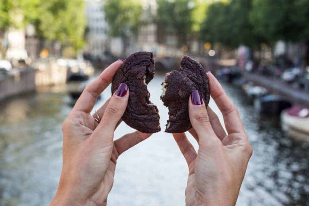 Romantisch: Kekse teilen in Amsterdam