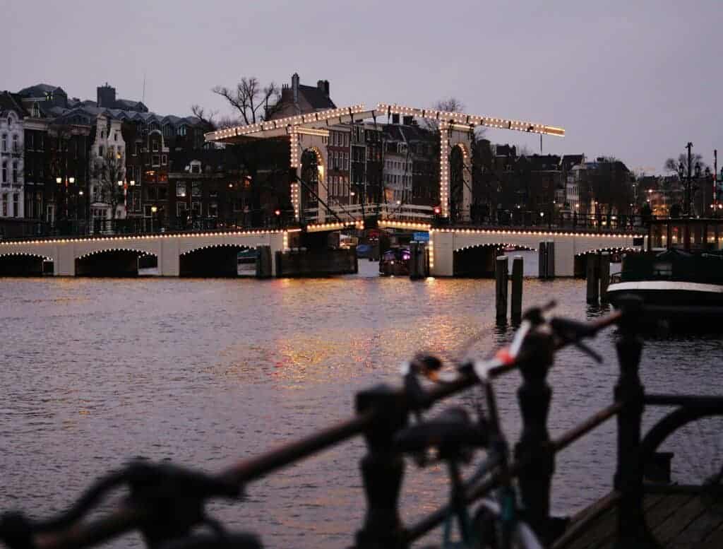 Romantisch: Magere Brug am Abend