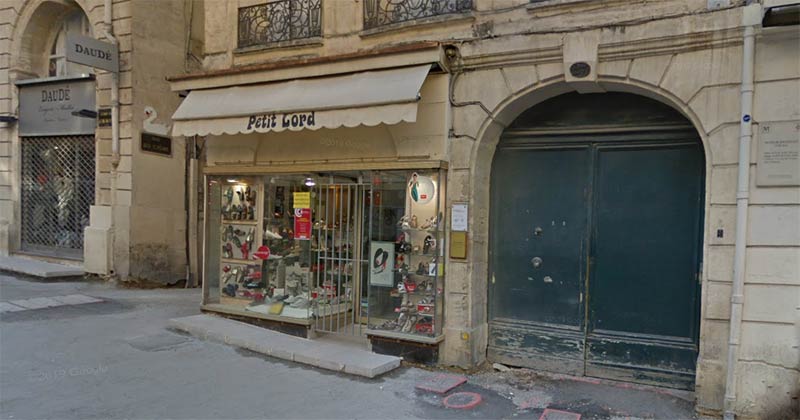 big green doors to a doctors office in Montpellier