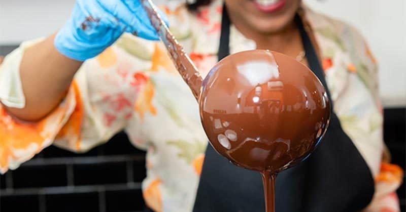 Romantic activiy in Paris, chocolate making together as a couple