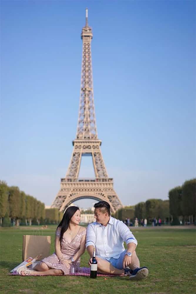 Romantic surprise picnic in Paris