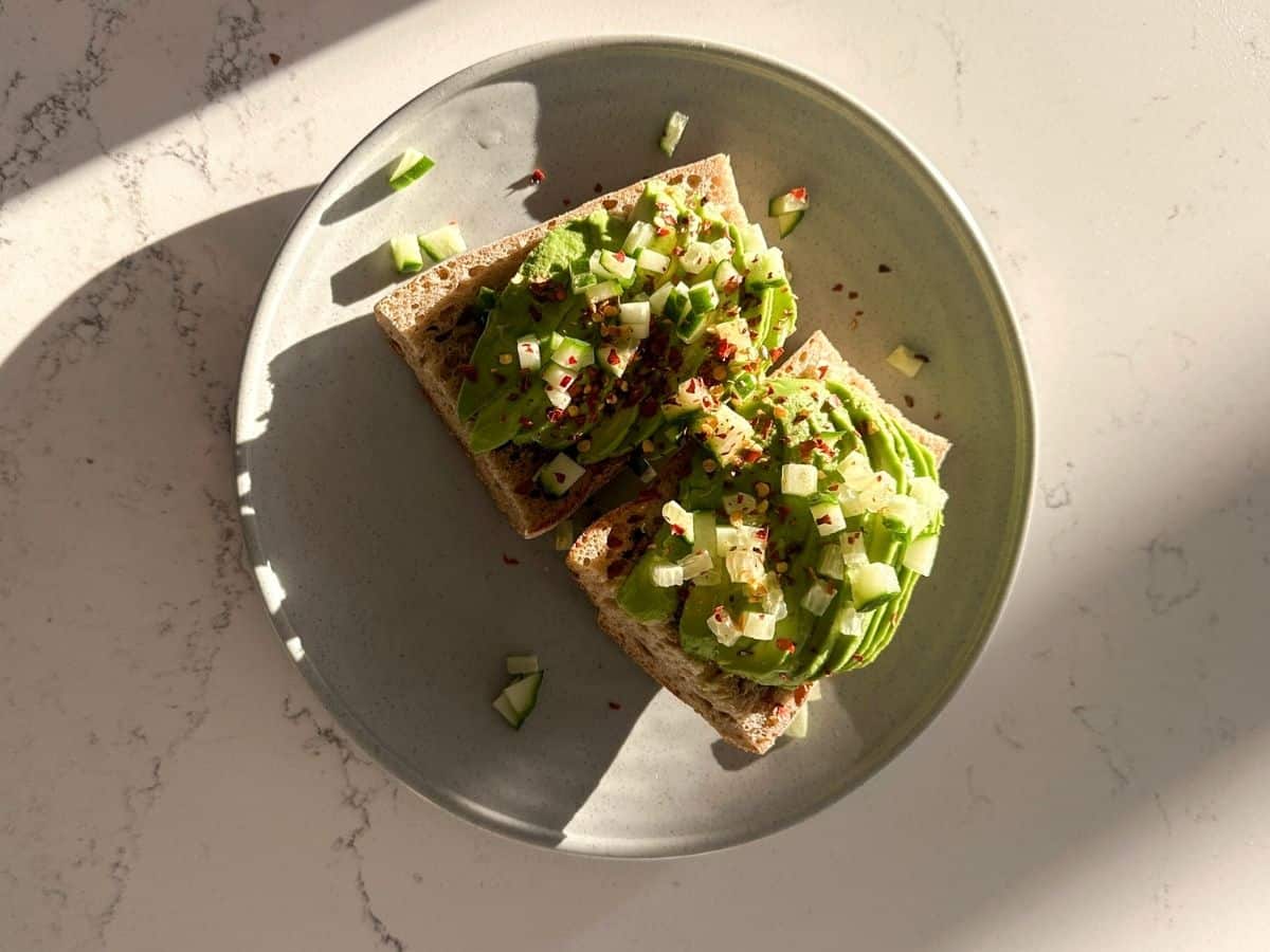 Avocado, one of the fat burning foods.