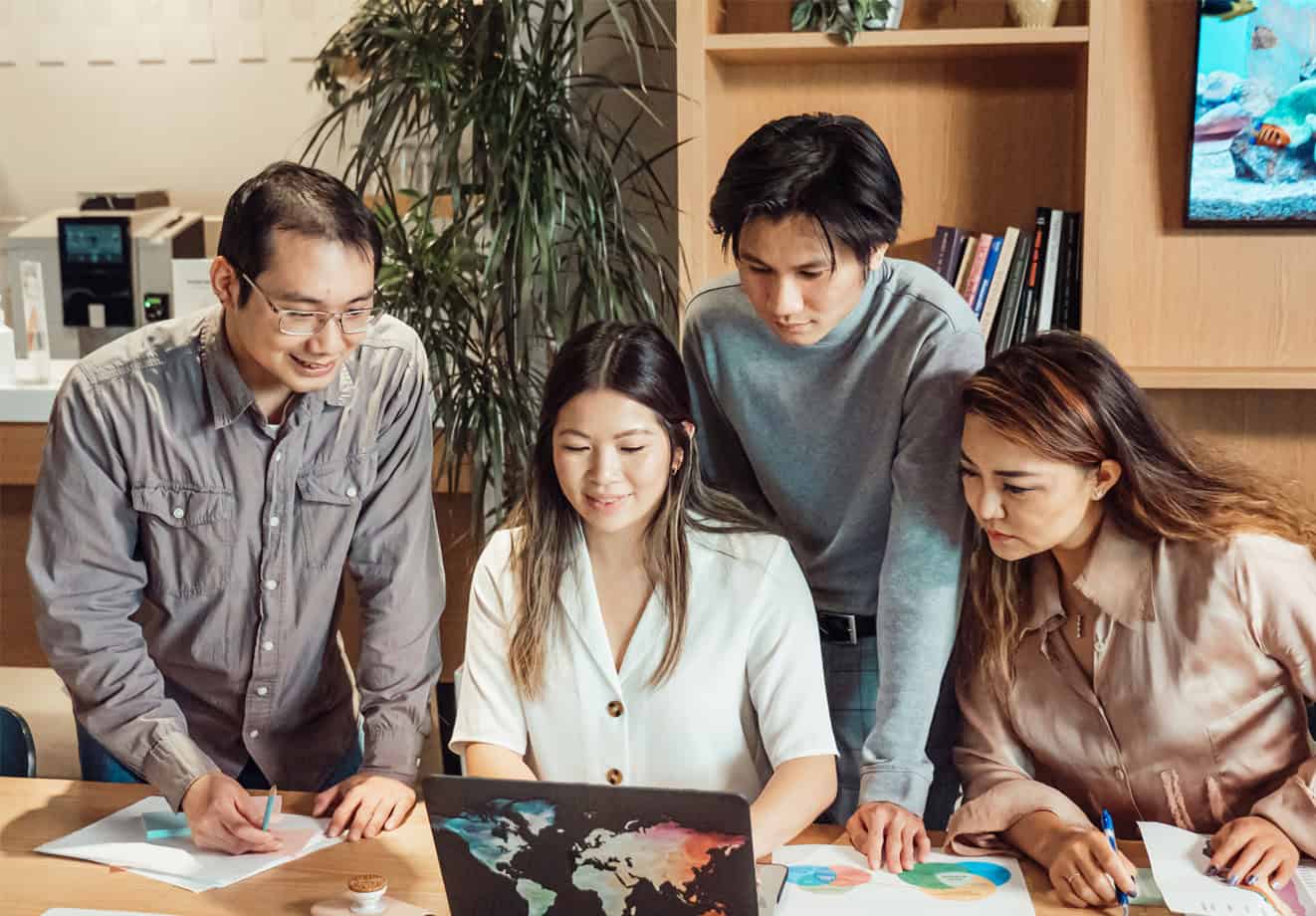 Five-people-look-at-the-laptop-and-discuss-together
