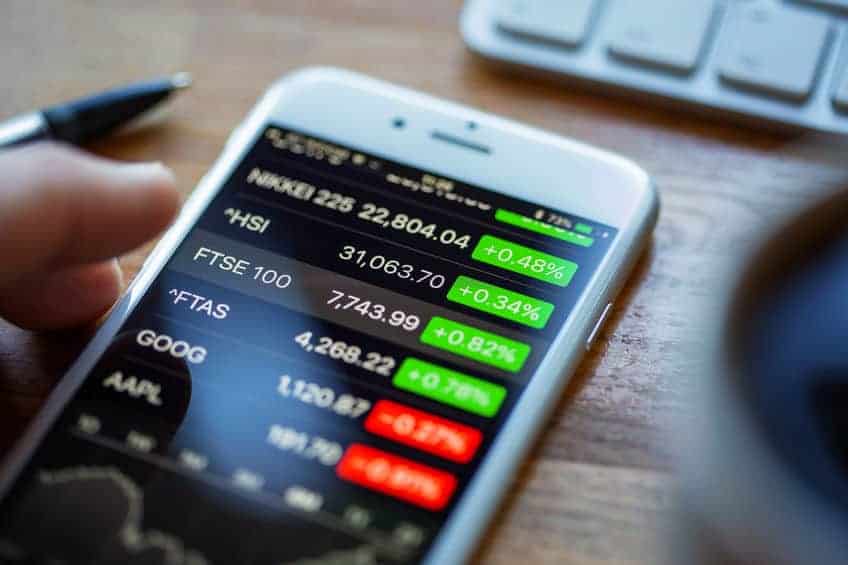 FTSE 100 moves lower as businesses face challenges ahead of Brexit