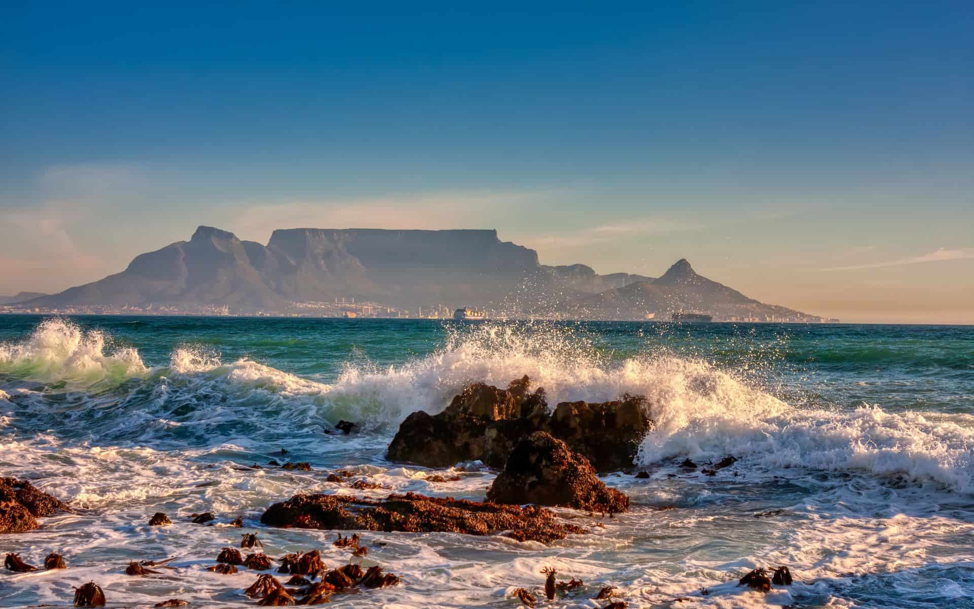 View of Table Mountain Cape Town | Photo: poco_bw via Canva