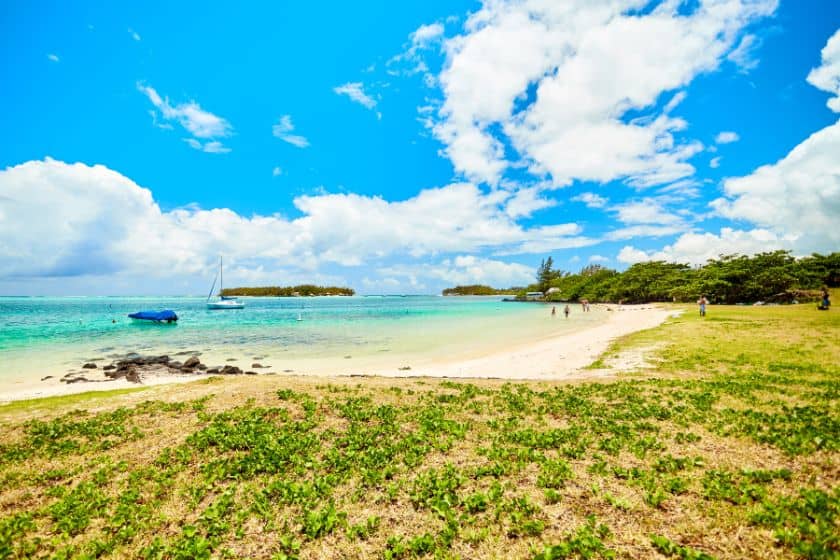 Coastline in Blue Bay Marine Park in Mauritius | Photo credit: LRPhotographies