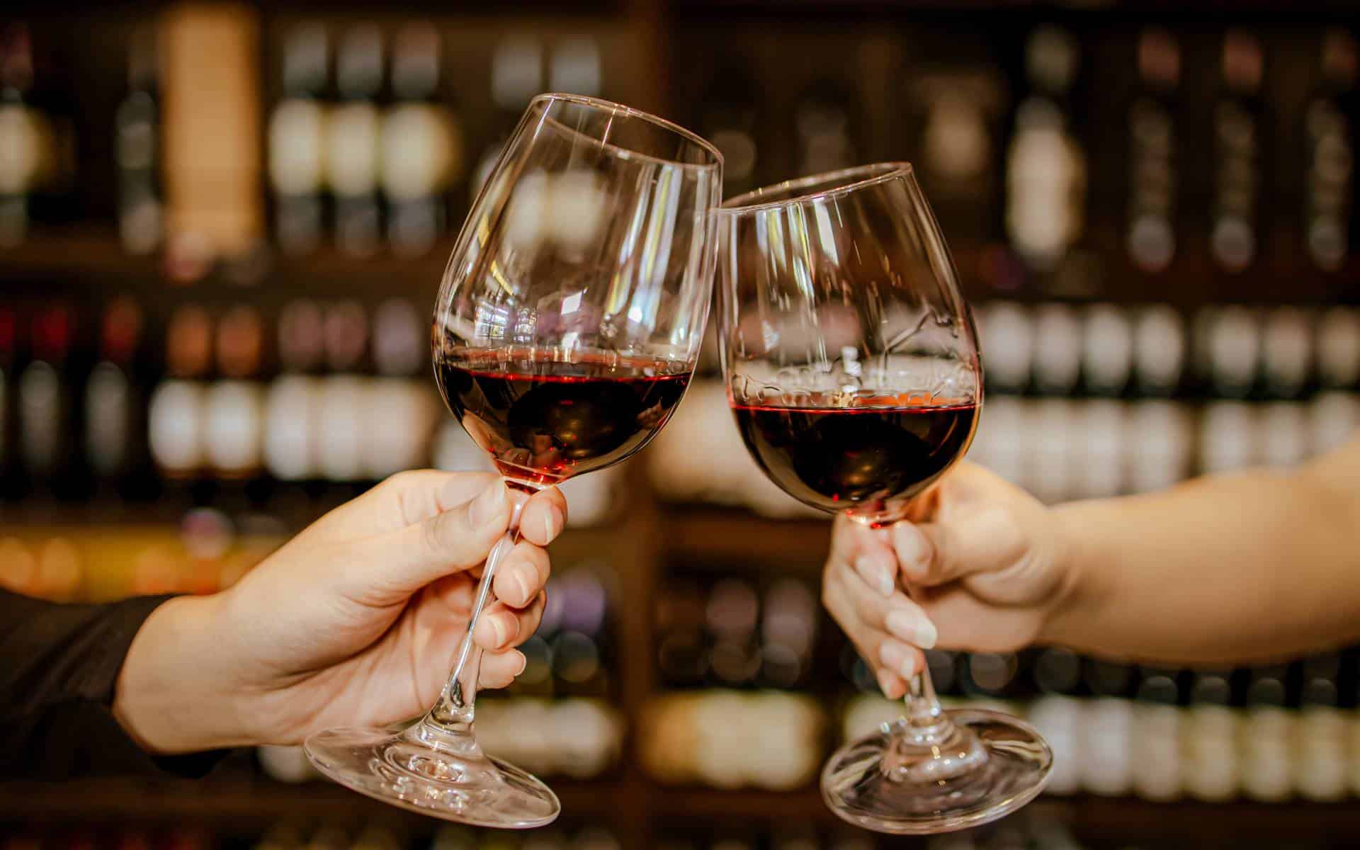 Couple toasting with red wine | Photo: Kongphop Petwichai via Getty