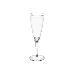 Calice da champagne in plastica trasparente, vuoto, su sfondo bianco.