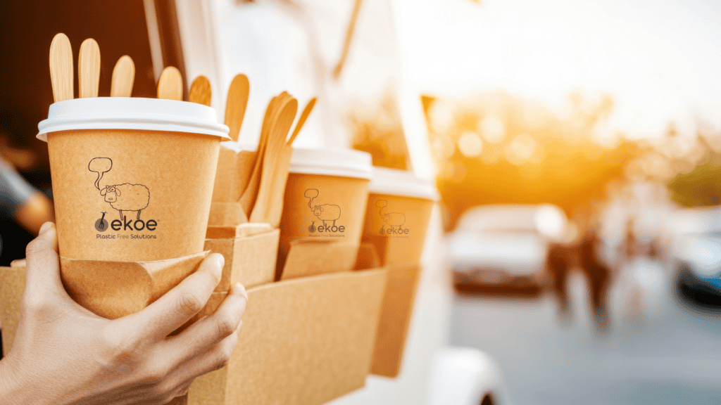 Bicchieri compostabili personalizzati con logo Ekoe per eventi e street food.