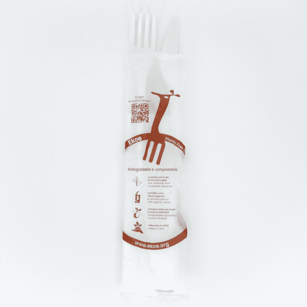 Ensemble de couverts compostables en sachet individuel.