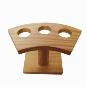 Plateau en bois pour cônes avec trois trous.
