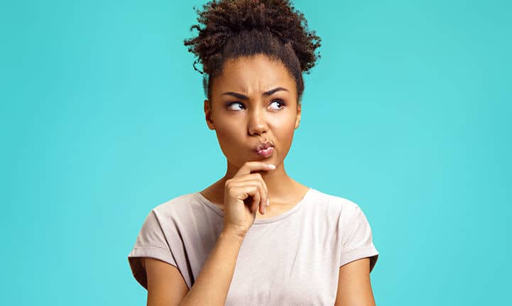 une femme est en pleine réflexion sur la situation