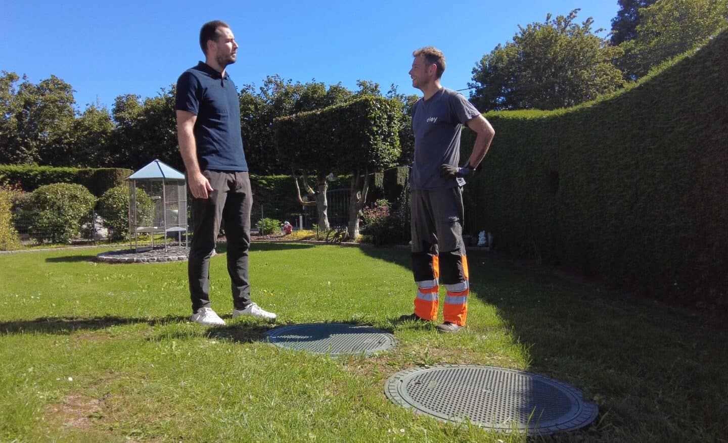 discussion de la microstation par un opérateur eloy avec un client