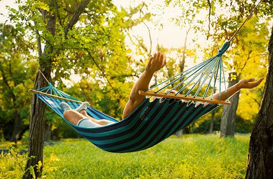 personne sur un hamac dans un jardin