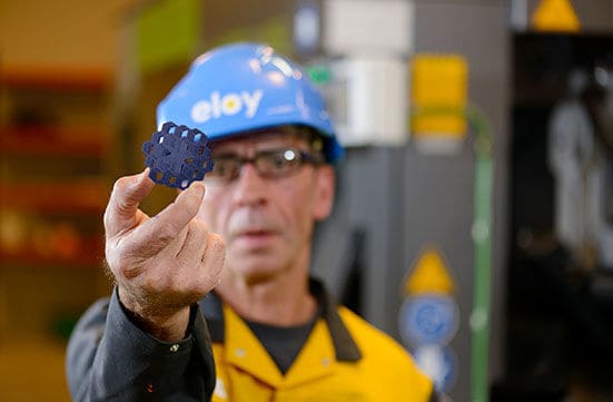 support bactérien oxybee pour micro-station tenue par un ouvrier eloy