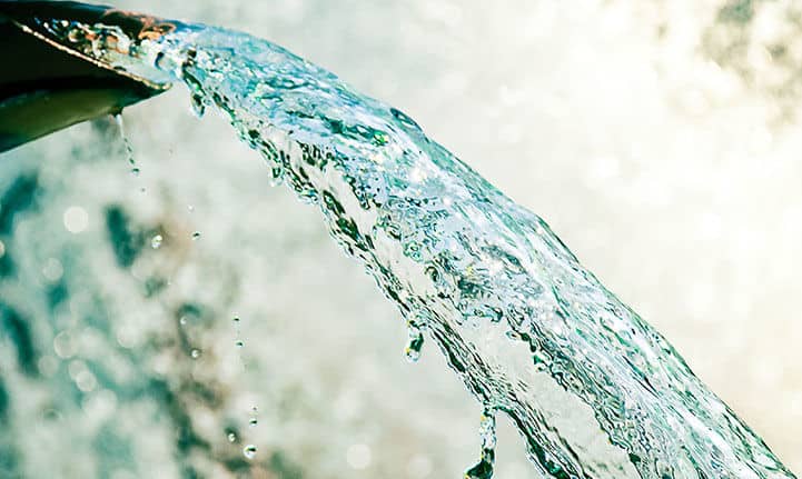 De l’eau épurée et claire est rejetée d’un tuyau