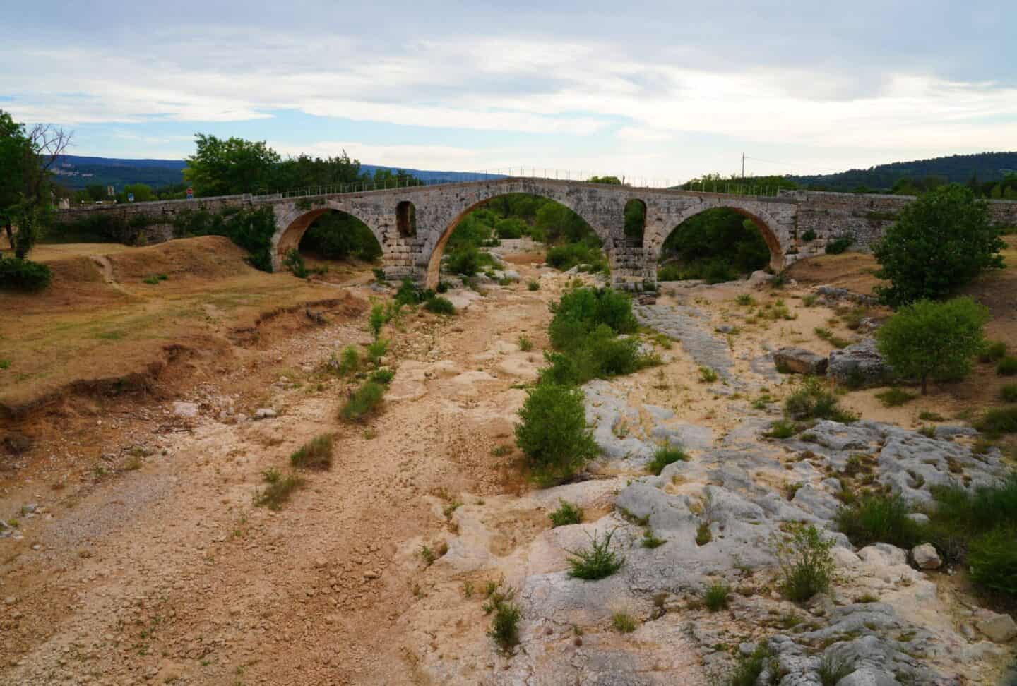 sol aride et sécheresse avec un pont