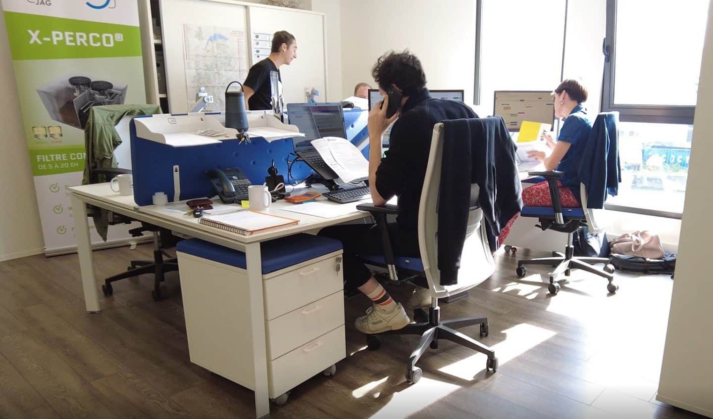 des personnes dans le bureau du concessionnaire eloy STVE