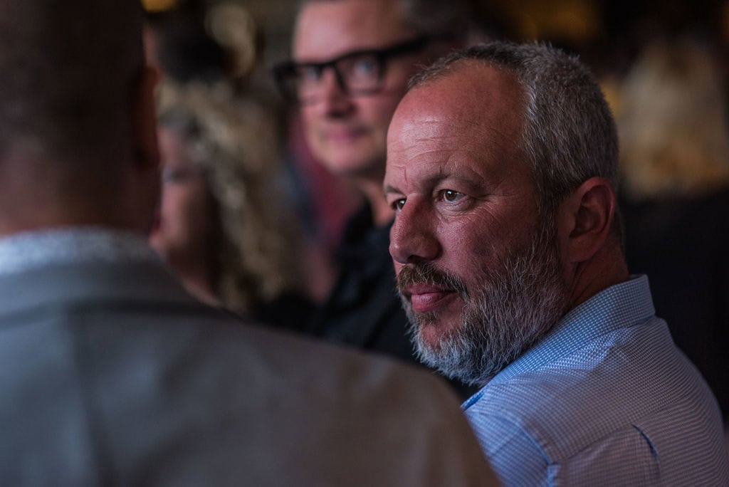 une personne d'eloy STVE regarde quelqu'un