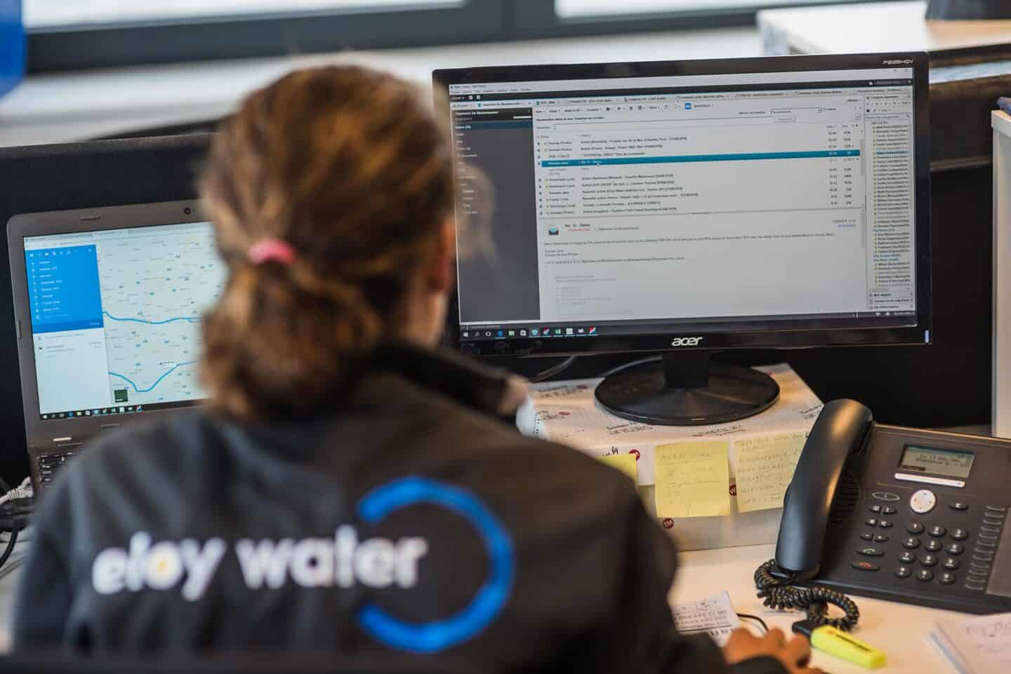 un gestionnaire d'eloy water regarde un écran