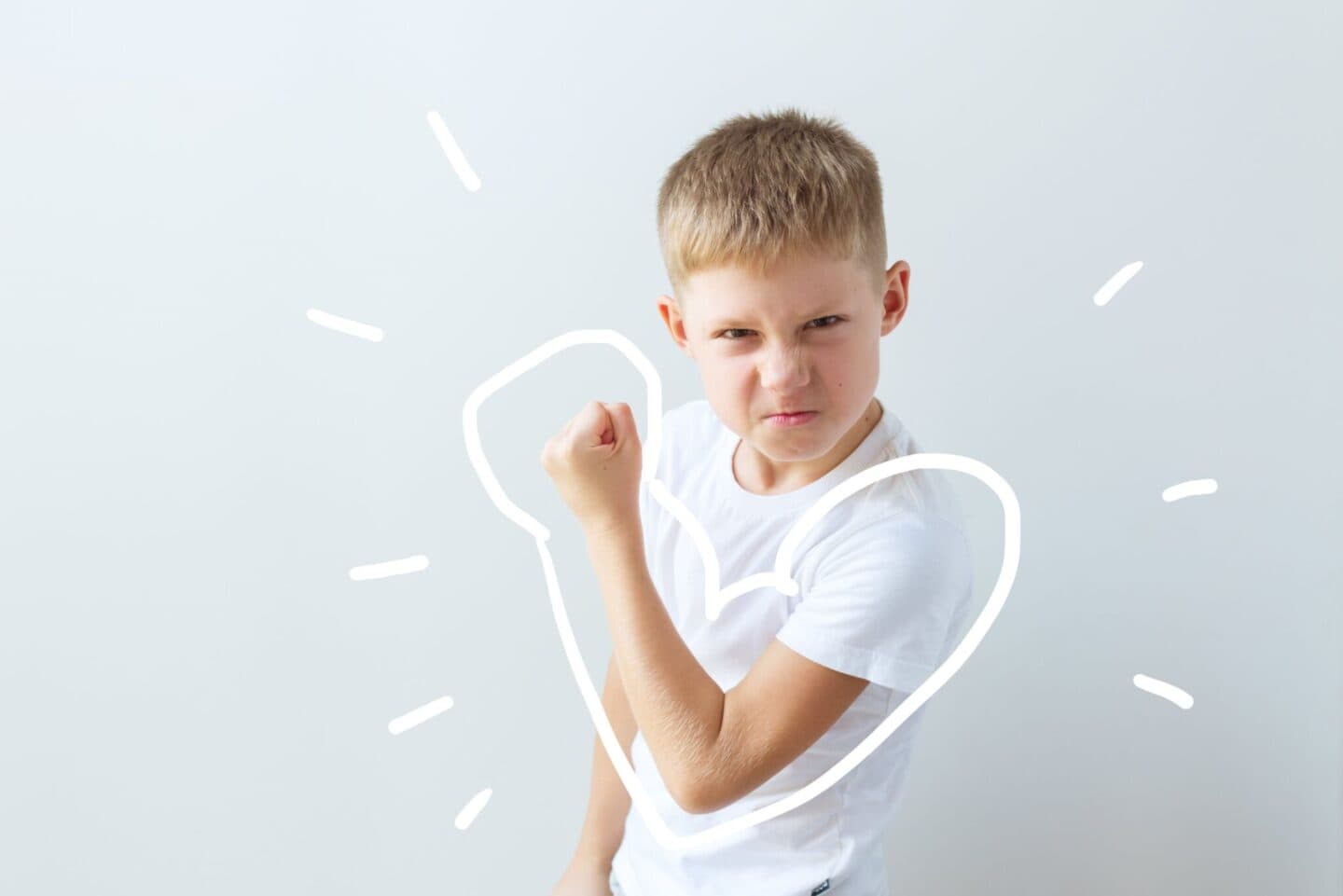enfant montrant forçant sur son bras avec un dessin d'un bras fort autour du sien