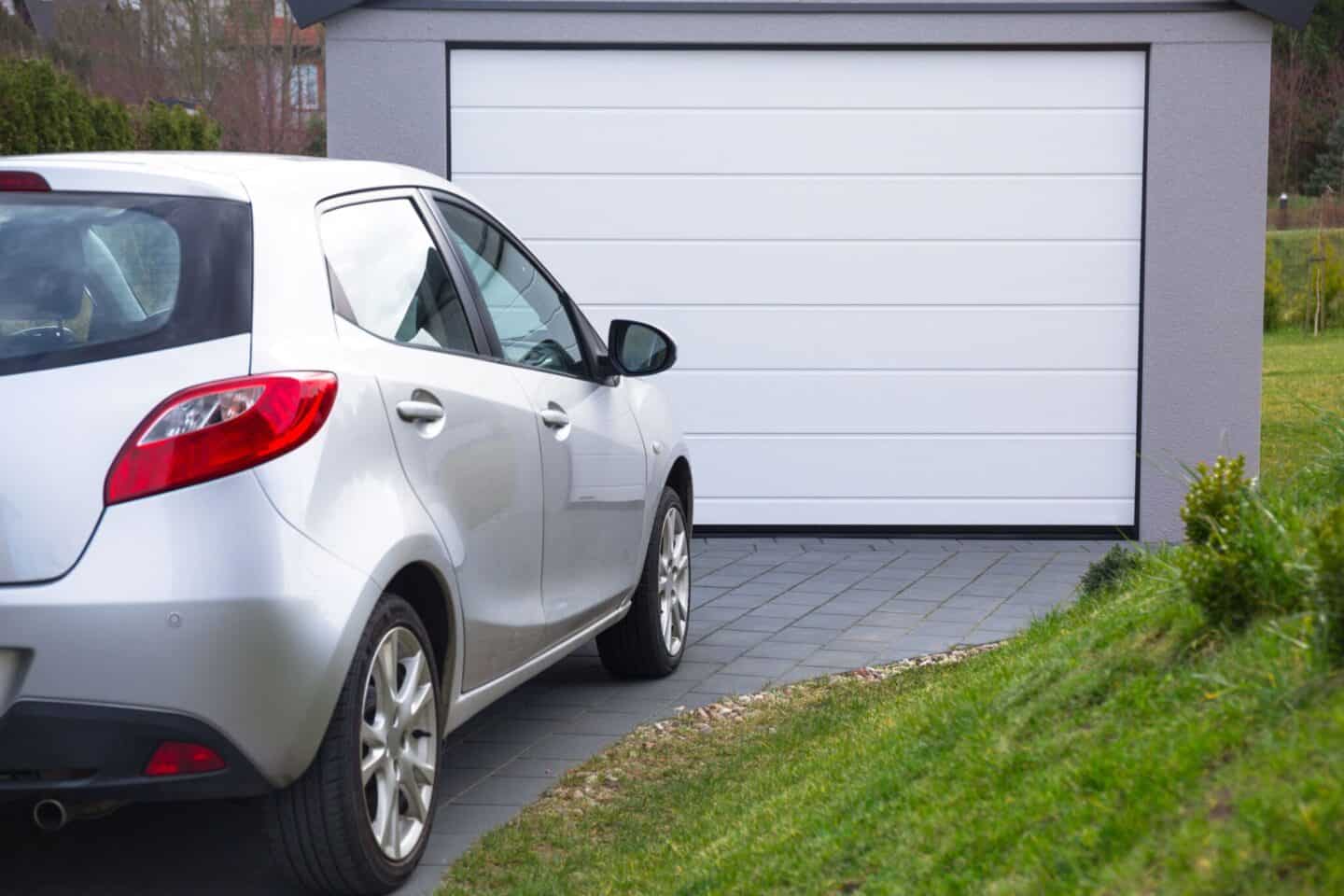 une voiture se trouve devant un garage