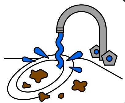 robinet dont l'eau coule sur une assiette contenant de la nourriture