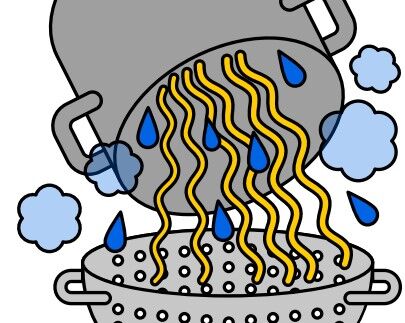 eau chaude des pâtes est déversée dans le robinet pendant l'égouttage