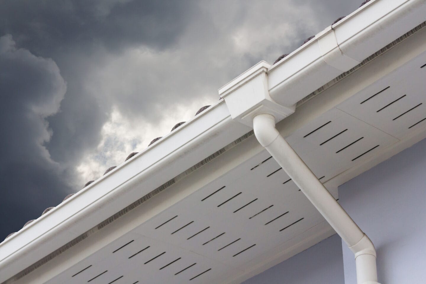 un toit d'une habitation avec un ciel gris