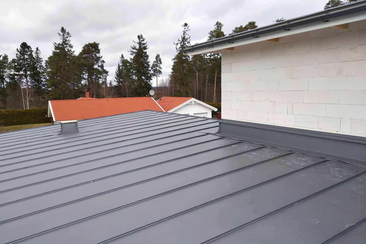 toit en métal gris