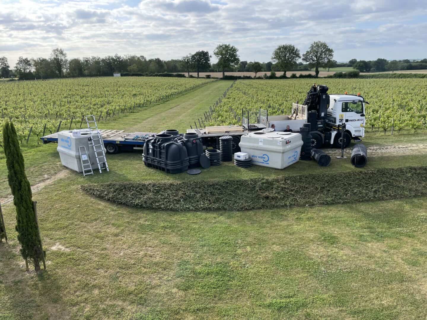 cuves prêtent à être chargées sur un camion