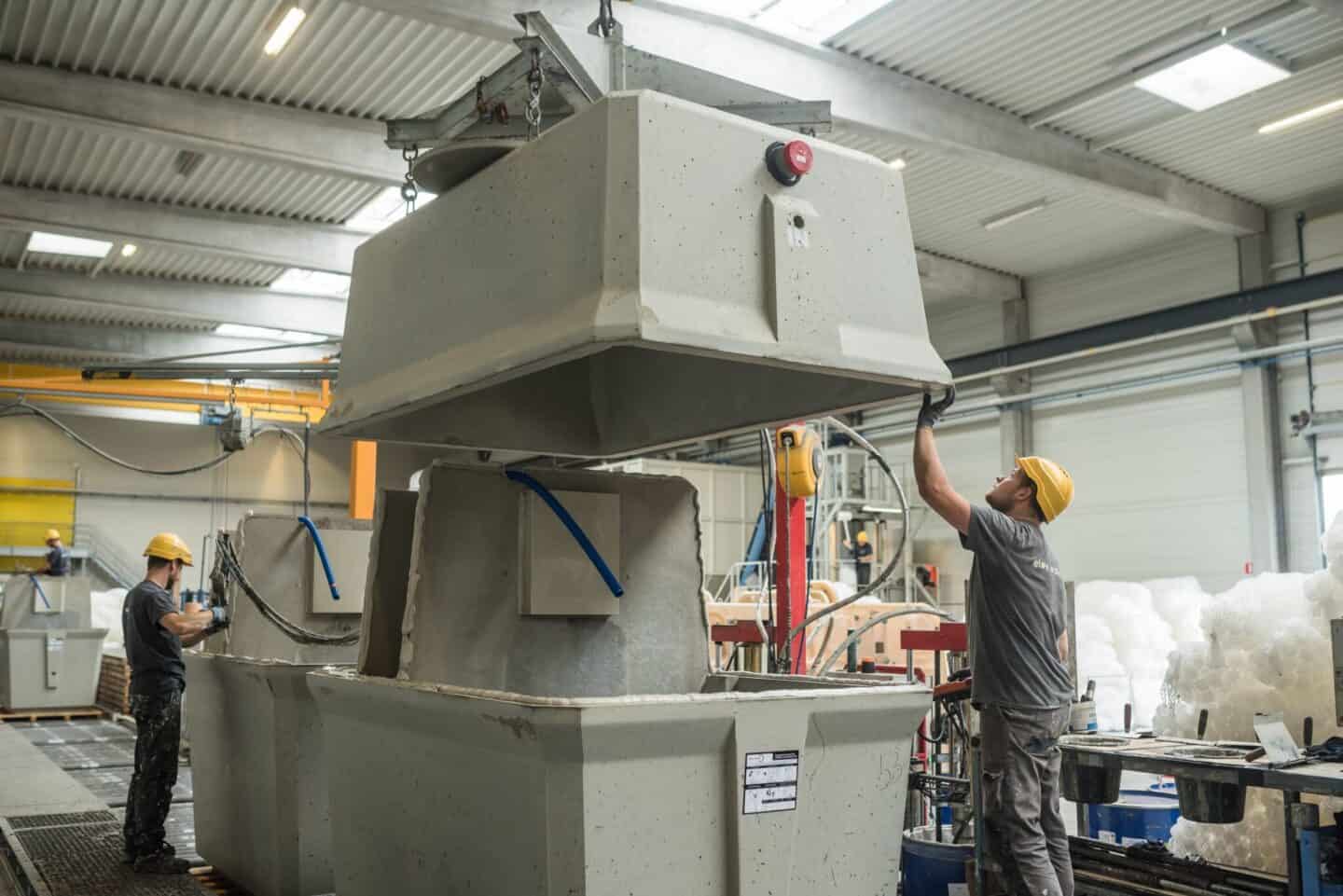 dans l'usine d'eloy water les ouvriers assemblent les deux parties d'une microstation oxyfix