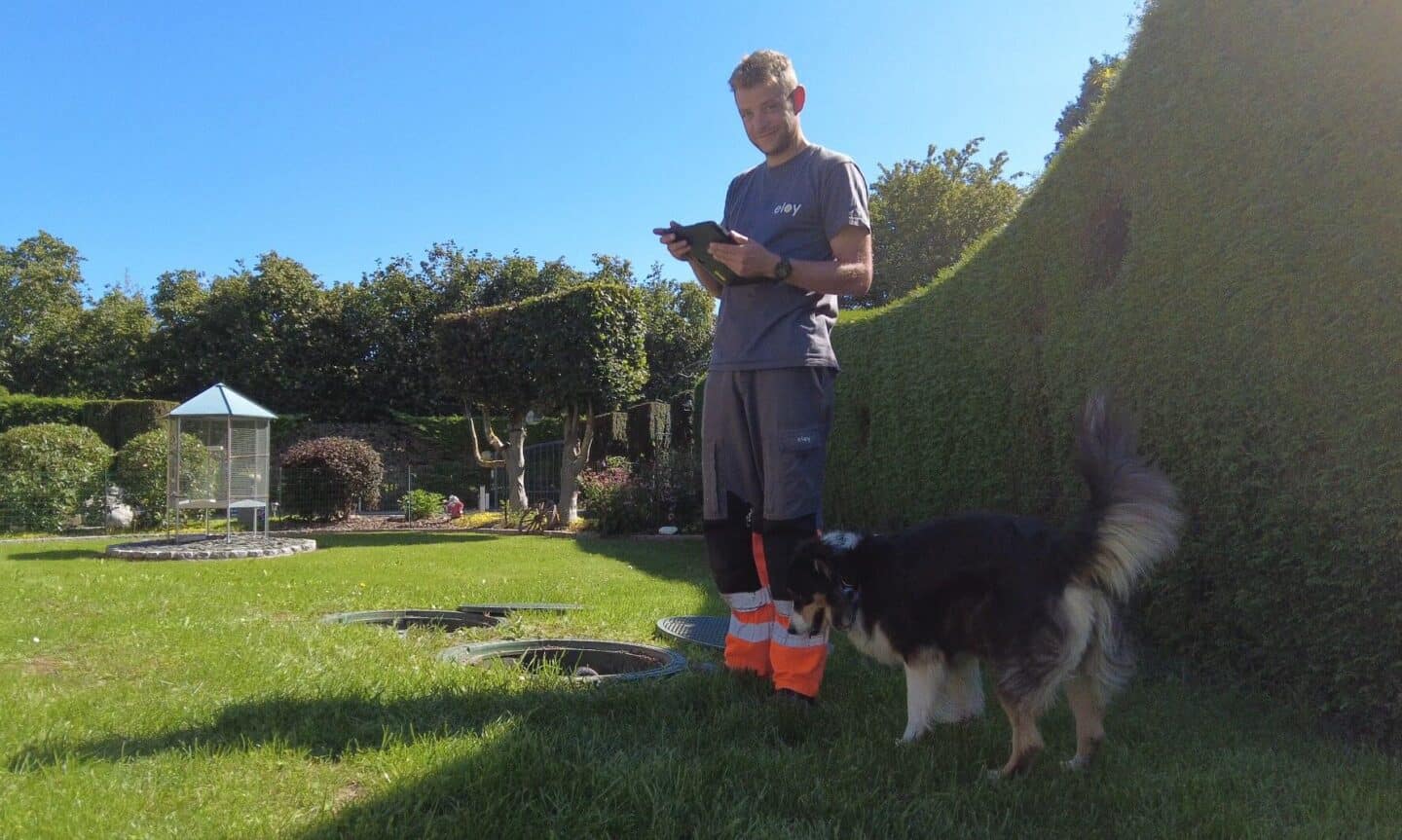 entretien de la microstation par un opérateur eloy dans un jardin