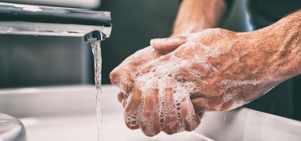 Eau usée ménagère suite au lavement des mains d’un homme avec du savon