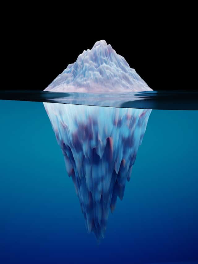 Immagine eslicativa del principio dell'iceberg di Ernest Hemingway. La punta è ciò che emerge, ma esiste tutta una parte sommersa importante seppur invisibile.
