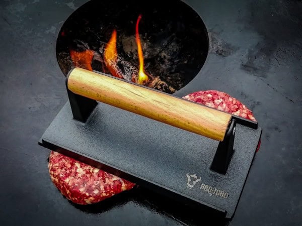 Liatinové tažítko na mäso BBQ-Toro s drevenou rukoväťou
