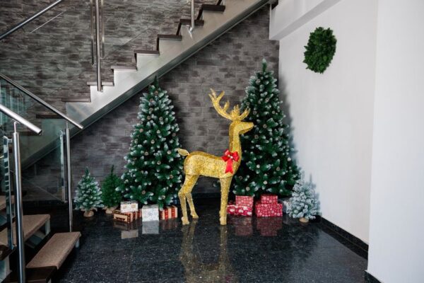 Stromček MagicHome Vianoce Albero, jedľa, zasnežené konce, so šiškami, 200 cm – Obrázok 4